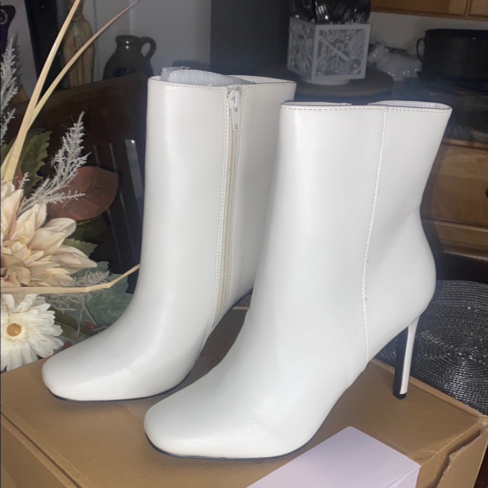 NWT Journey Elegant White Ankle Boots